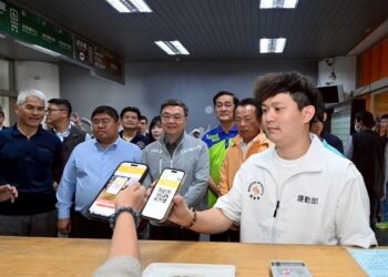 行政院長卓榮泰赴中正大學推廣運動幣 鼓勵全民運動、體驗重量訓練課程