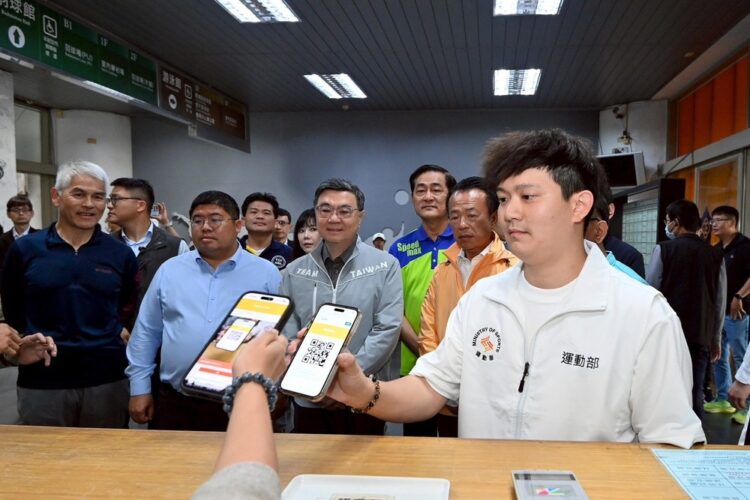 行政院長卓榮泰赴中正大學推廣運動幣 鼓勵全民運動、體驗重量訓練課程