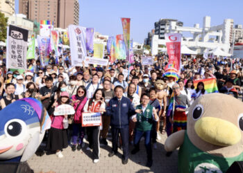 臺南市長黃偉哲出席臺南彩虹遊行 公私部門升掛彩虹旗、河樂廣場湧萬人見證多元平權新篇章