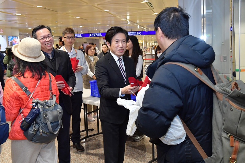 行政院秘書長張惇涵赴桃機迎接杜拜返國國人並表達關懷 強調持續協助國人返臺、確保能源供應與物價穩定