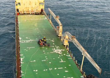 外籍貨輪船員外海作業不慎摔傷 海巡署空勤出動吊掛迅速後送就醫