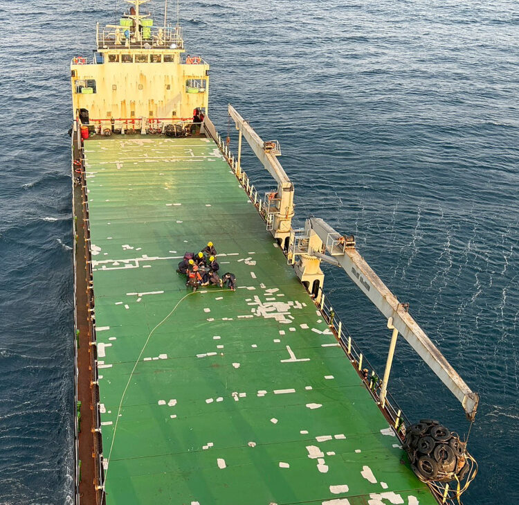 外籍貨輪船員外海作業不慎摔傷 海巡署空勤出動吊掛迅速後送就醫