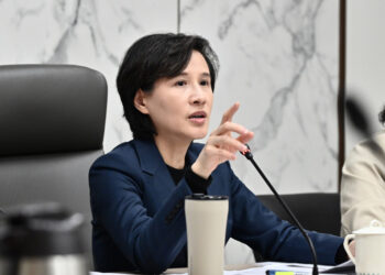 行政院副院長鄭麗君推動穩定物價措施 宣布4月民生用天然氣與桶裝瓦斯凍漲 並強化石化供應與塑膠相關民生物資供給