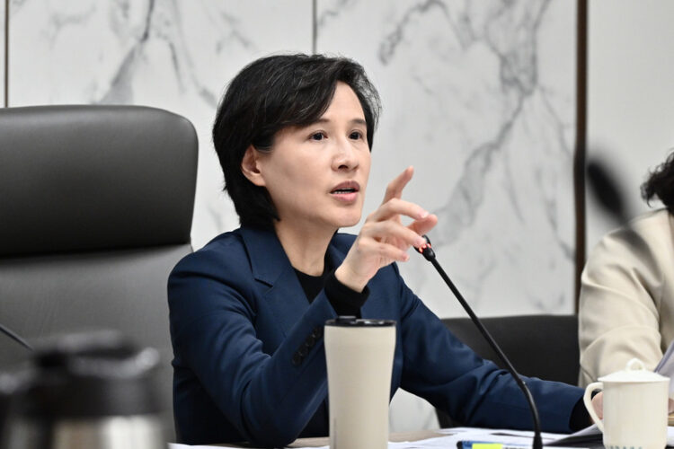 行政院副院長鄭麗君推動穩定物價措施 宣布4月民生用天然氣與桶裝瓦斯凍漲 並強化石化供應與塑膠相關民生物資供給