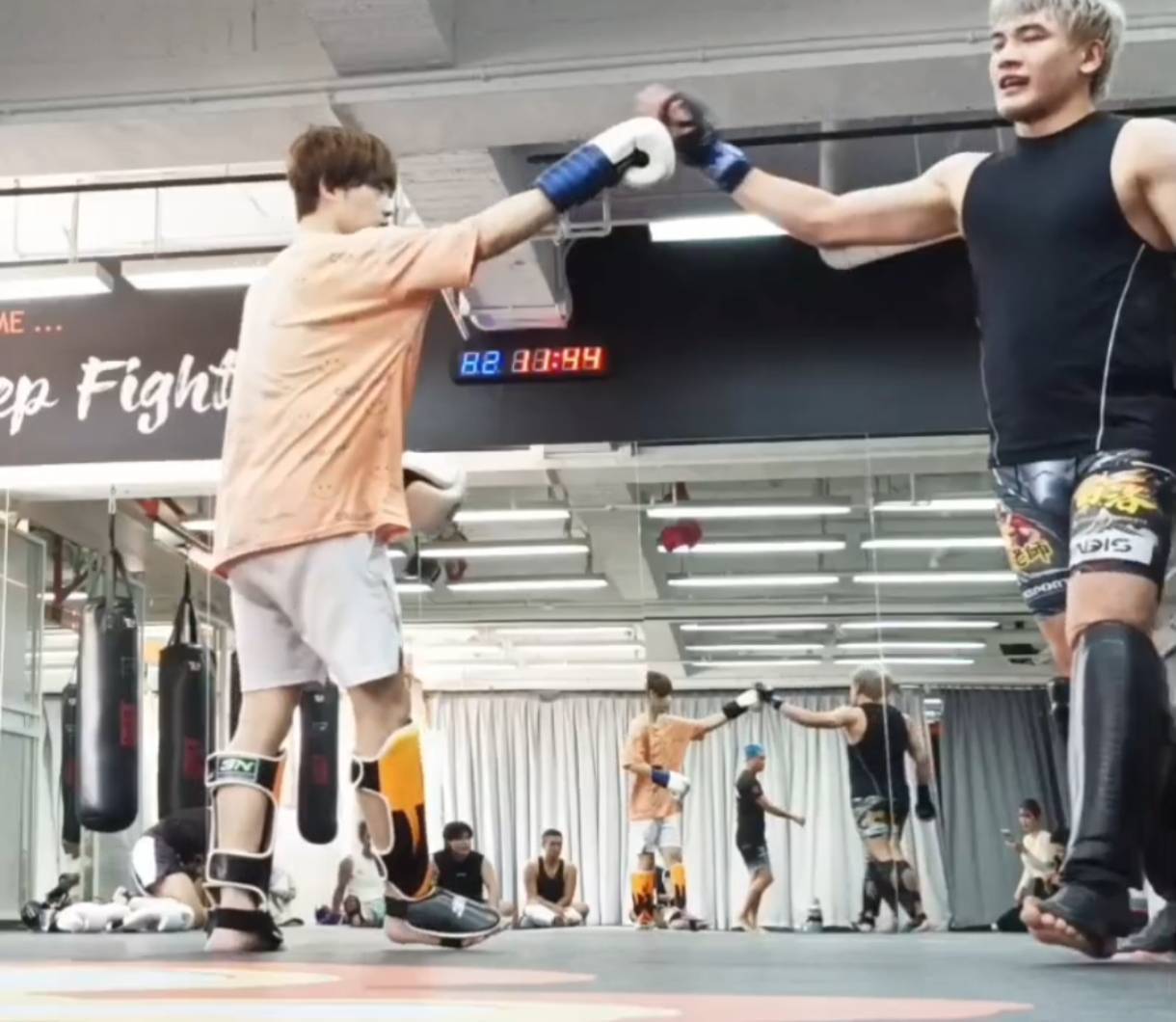 曾受邀擔任政府單位防身教官的陳勇正，對決曾參與亞洲大型賽事的日本綜合格鬥選手青柳克明，實戰差異引發關注