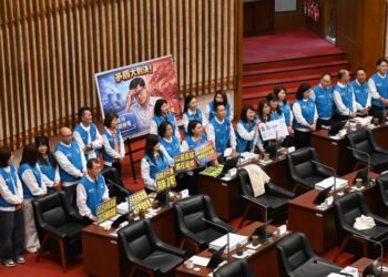 民進黨能源政策大翻車 高雄淪「用肺發電」犧牲品！ 國民黨團轟陳其邁無心守護高雄 贈「單程高鐵票」酸：心在中央，別出賣高雄人的肺！