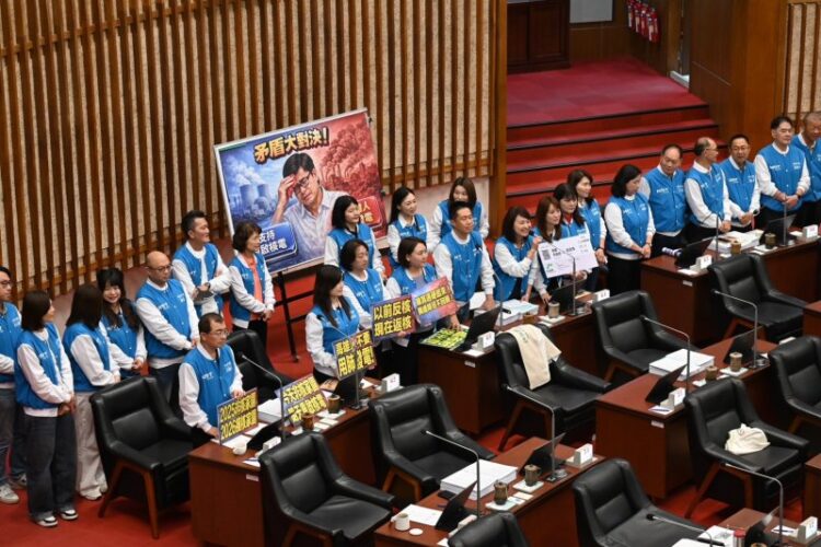 民進黨能源政策大翻車 高雄淪「用肺發電」犧牲品！ 國民黨團轟陳其邁無心守護高雄 贈「單程高鐵票」酸：心在中央，別出賣高雄人的肺！