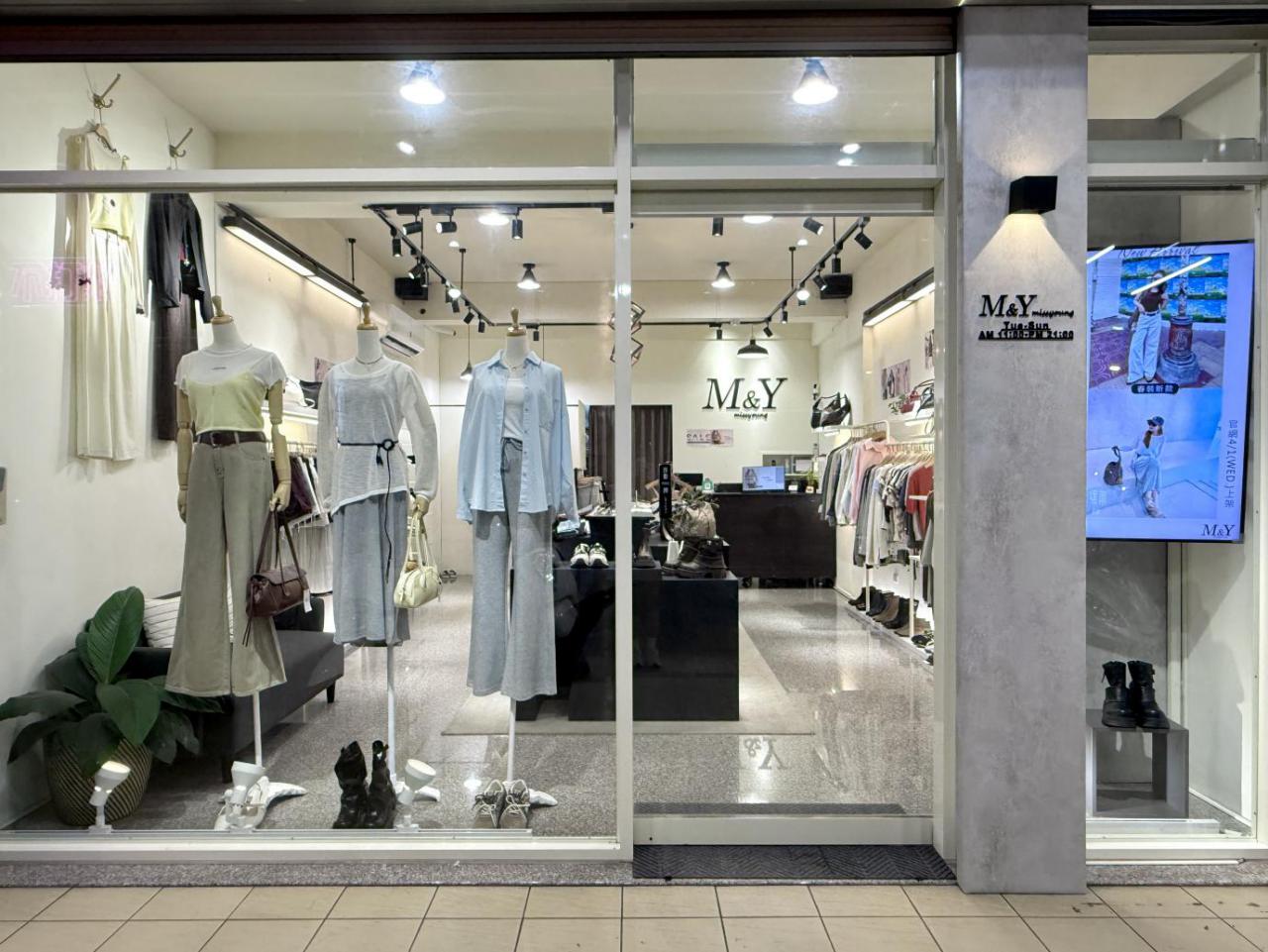 門市空間以簡潔陳列為主，讓顧客能清楚看到版型與布料細節，方便實際試穿與比較（圖/Medick Marketing Ltd.提供）