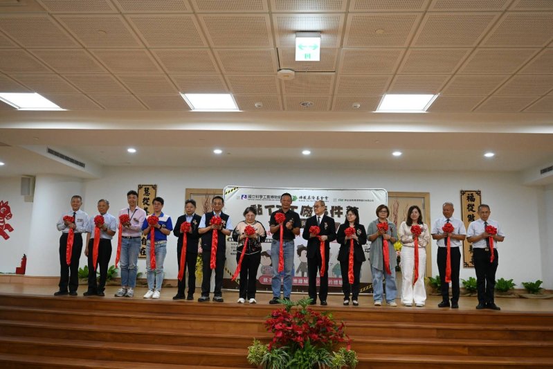 科學與人文交織的溫度 「黏TT工廠事件簿」特展鳳山靜思堂溫暖啟航