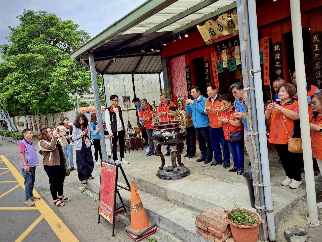 金門縣長 陳福海 率團參訪南桃園關帝廟，與地方人士一同參香祈福，進行關帝文化交流。