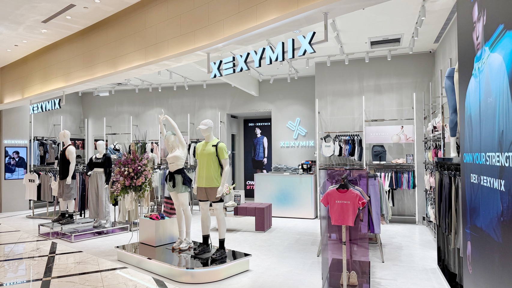 XEXYMIX 微風南山正櫃以「Wellness、Well-being、Longevity」為核心設計理念,簡約韓系的明亮空間規劃,不僅展現機能與時尚兼具的品牌形象,更設置多元商品專區,滿足皮拉提斯、瑜伽、健身、跑步及日常穿搭等全方位需求 。圖/傑希米斯提供。