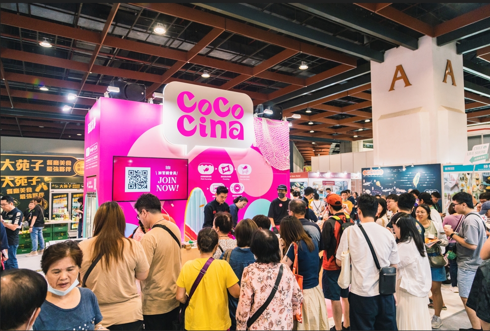 Cococina 於大型展會中吸引大量人潮關注，以亮眼品牌視覺與互動體驗，展現台灣養殖水產品牌化的市場潛力，成功拉近消費者與高品質海鮮之間的距離。