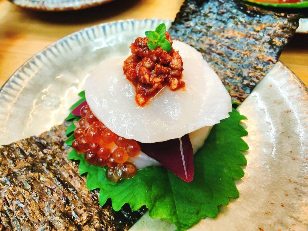 以在地小農蔬菜與船釣海鮮入菜,這間都蘭料理私廚堅持每天現買現做,讓餐桌上的每一道,都能嚐到當地土地的節氣節奏。(圖/Medick Marketing Ltd.提供)