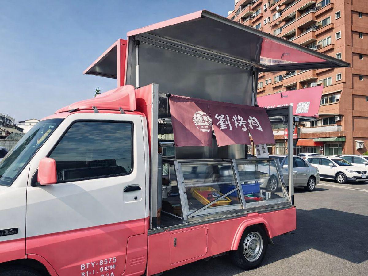 嘉義外燴烤肉推薦:吸睛的粉紅鷗翼餐車具備高度機動性,能輕鬆駛入社區或廟會廣場,為全台各類活動提供專業外派服務(圖/Medick Marketing Ltd.提供)