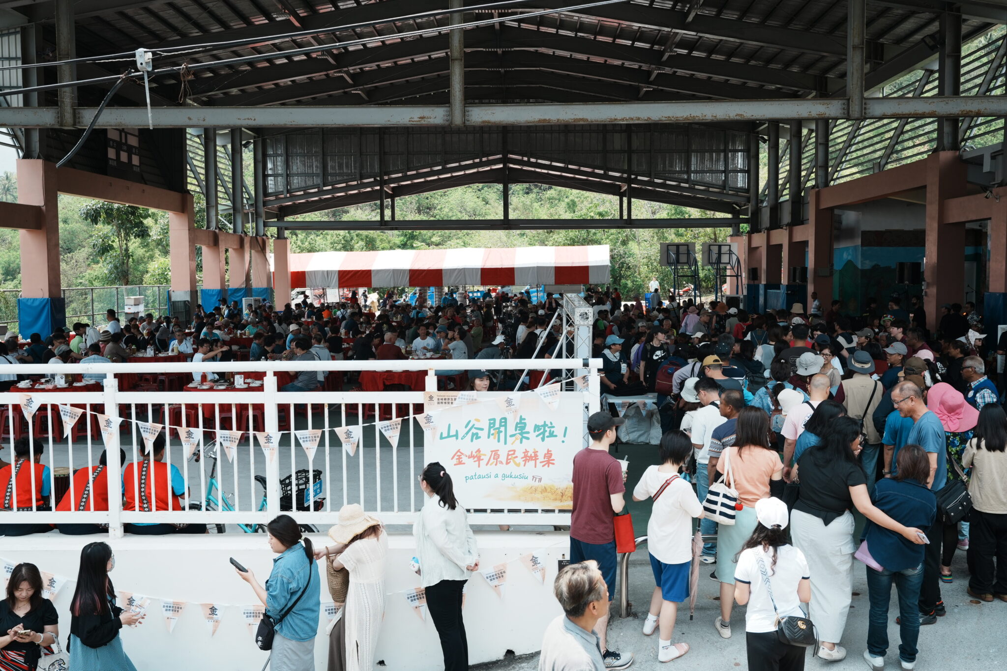 「山谷開桌啦！」金峰原民辦桌現場人潮湧入，活動氣氛熱絡。