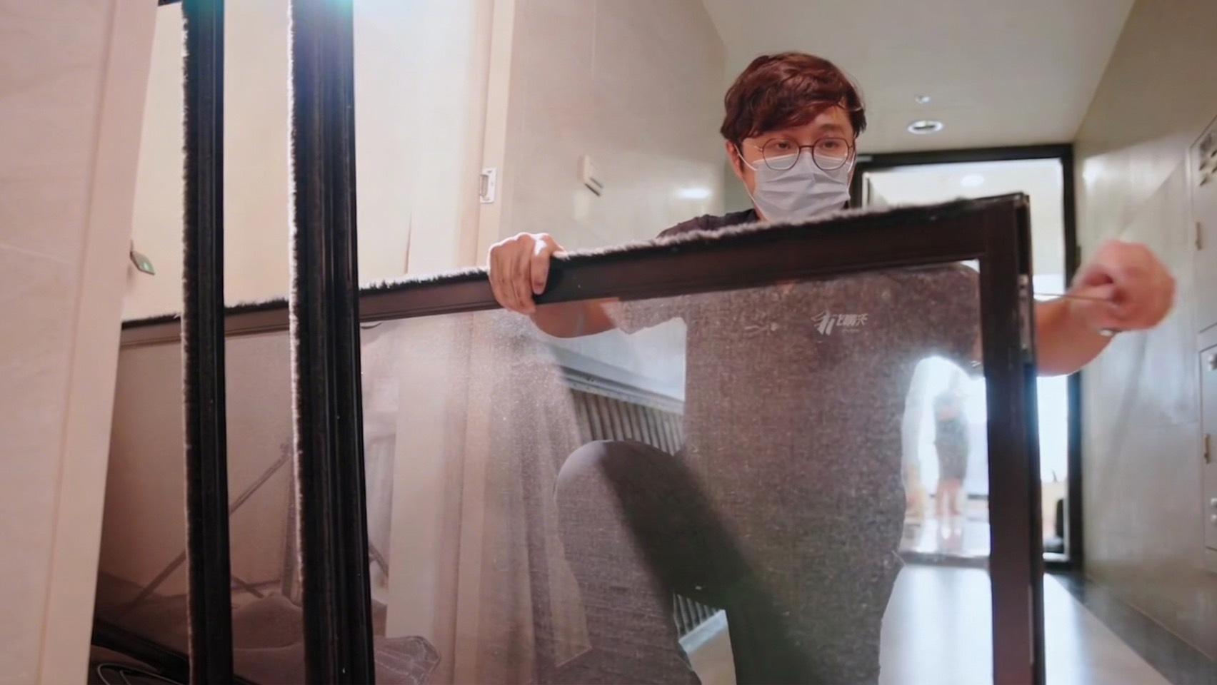 艾爾沃工程師安裝作業實錄,展現職人安裝工法。 圖片來源/艾爾沃靜電防霾紗窗