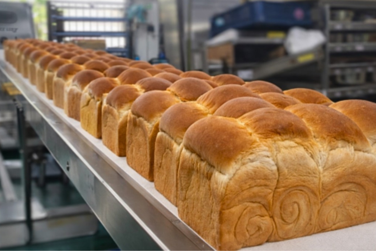 高雄吐司批發品牌《貳百加高雄吐司漢堡》長年供應早餐店吐司,近年老闆私藏的手工蛋黃酥也在團購市場逐漸走紅(圖/Medick Marketing Ltd.提供)