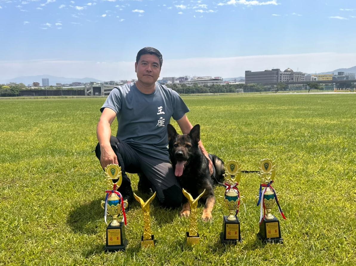 位於苗栗竹南的《王座訓犬中心》提供寬敞綠地,讓家庭犬在自然環境下進行社會化訓練(圖/Medick Marketing Ltd.提供)