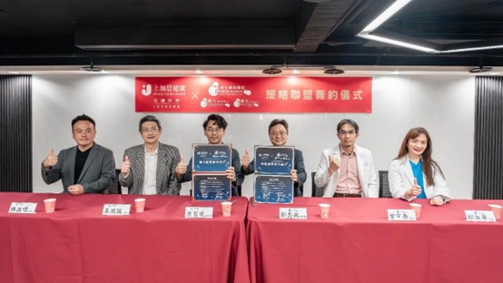 場簽約儀式，圖中由左至右分別為：上加恩健康事業（股） 林政緯營運長、立達診所吳鴻誠院長、上加恩健康事業（股） 蕭百成董事長、榜生婦幼聯盟鄭忠政總院長、傑生婦產科曾宇泰院長、菡生婦幼診所邱淑芳院長。（圖／上加恩健康管理聯盟提供）