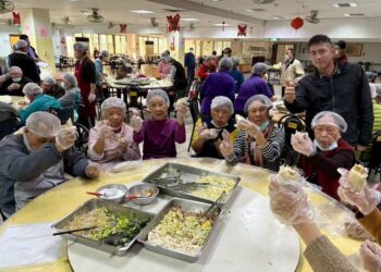 向善而動暖心送愛 清明連假製作400份潤餅關懷偏鄉老人