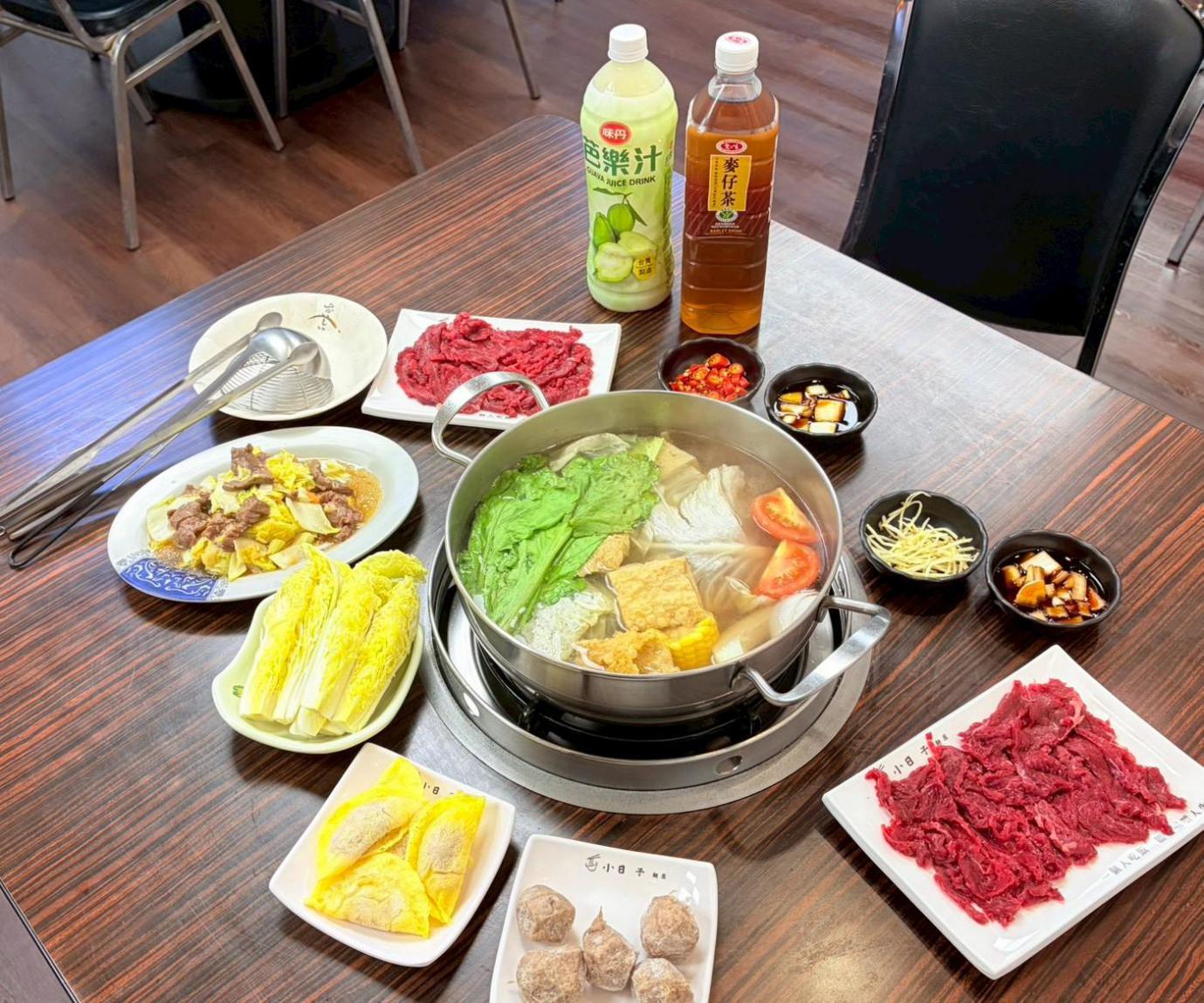 現切新北溫體牛肉上桌前仍保有自然光澤，薄片入鍋輕涮數秒，即能品嚐牛肉原味與鮮甜層次（圖/Medick Marketing Ltd.提供）