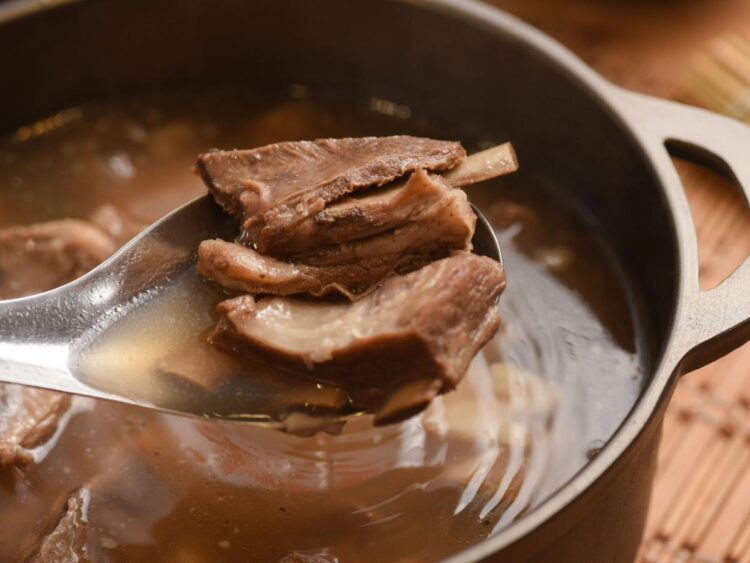 竹北羊肉料理推薦這一碗 羊肉泡饃湯底清甜、饃香耐嚼