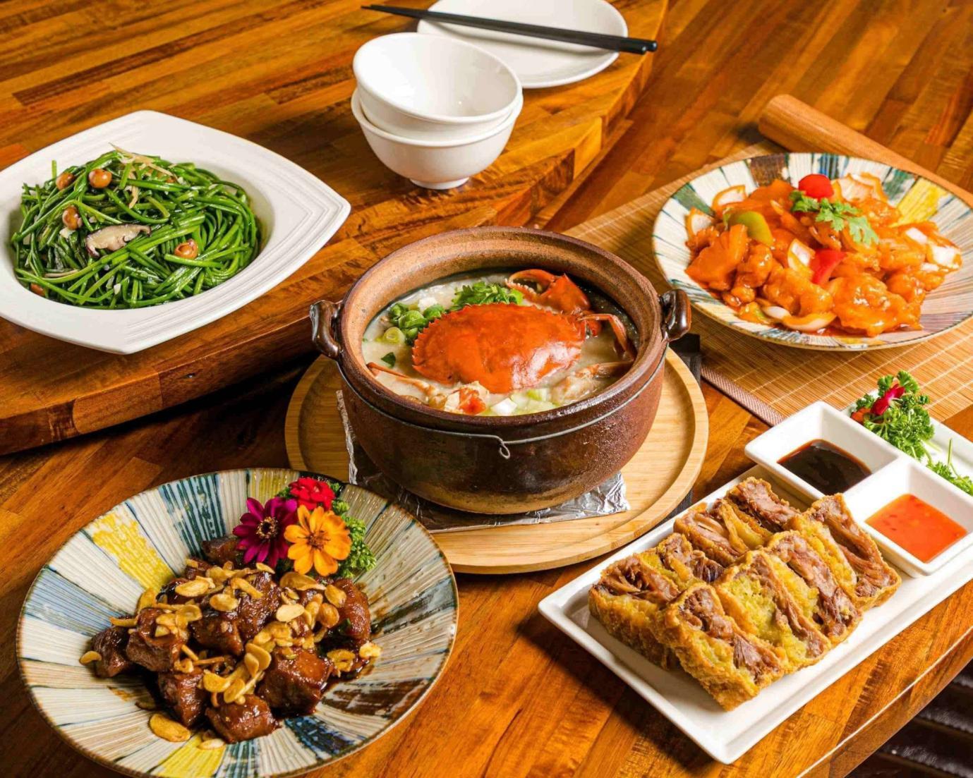 私房菜與砂鍋粥並列於餐桌，從肉類熱炒到時蔬小菜，構成完整中式料理組合，提升多人享用餐點的豐富度（圖/Medick Marketing Ltd.提供）