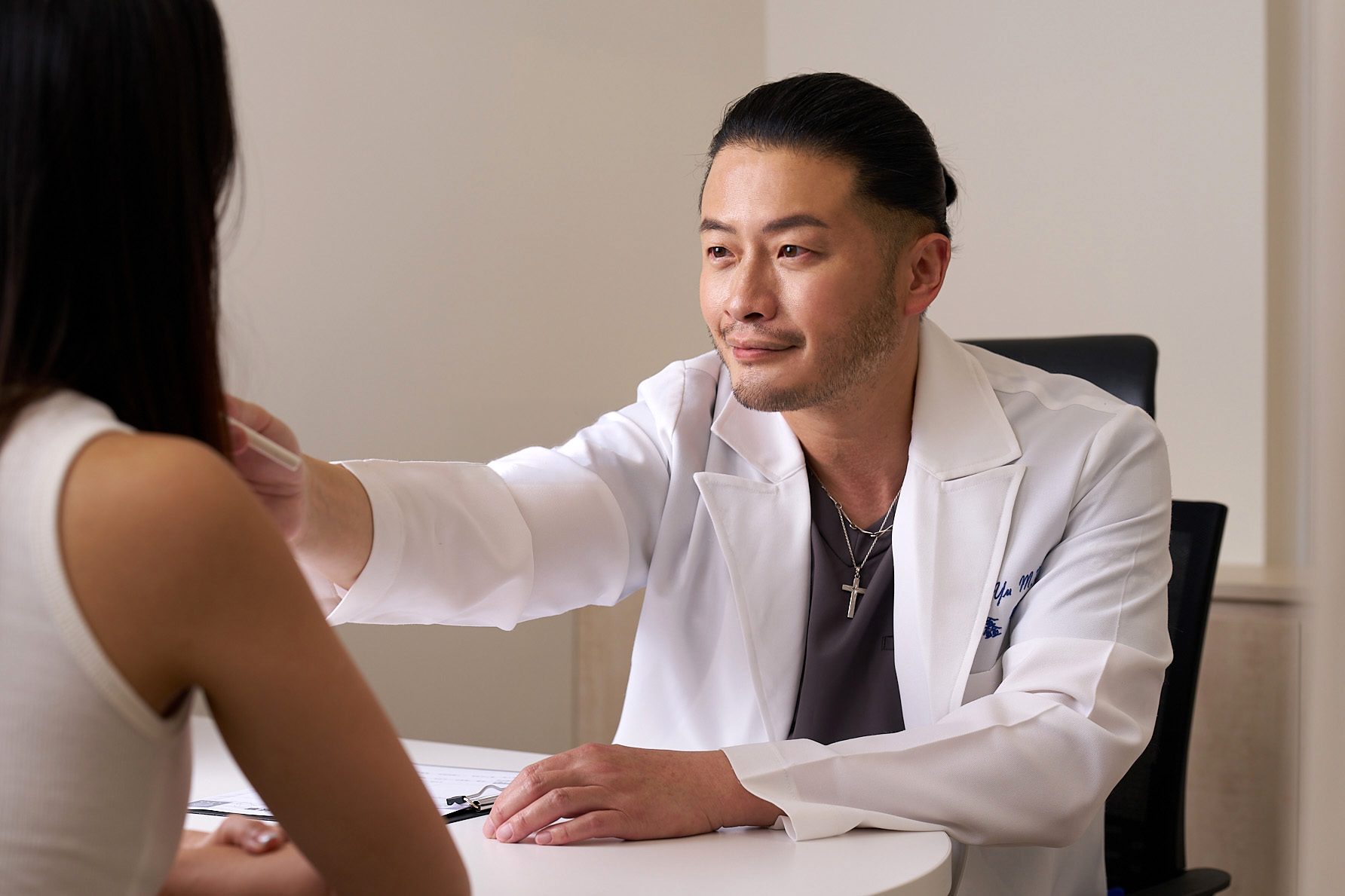 尤詡鑫醫師說明臉部結構與比例評估,並與民眾討論適合的醫學美容規劃方向。