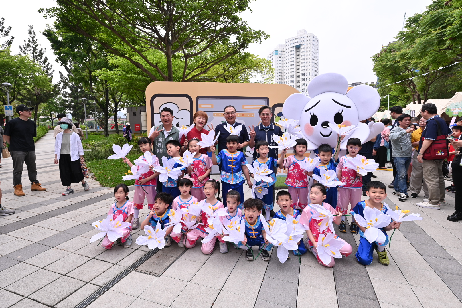 土城做為首發站，化身為載滿歡樂的「桐花列車」，市長侯友宜與桐花小精靈一起於「城市登山口」帶領啟程