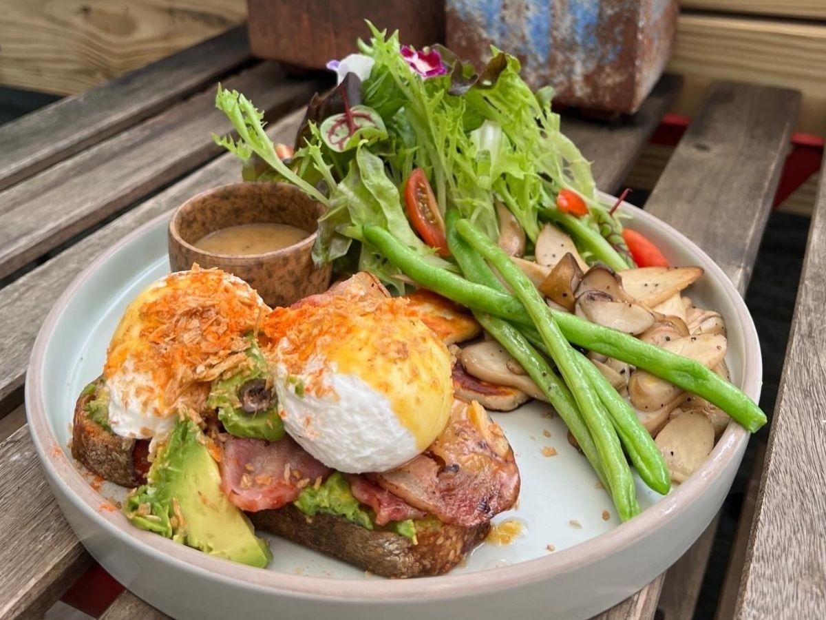 職人級班尼迪克蛋： 以天然酵母酸種麵包作為基底，與絲滑自製荷蘭醬交織出多層次風味（圖/Medick Marketing Ltd.提供）