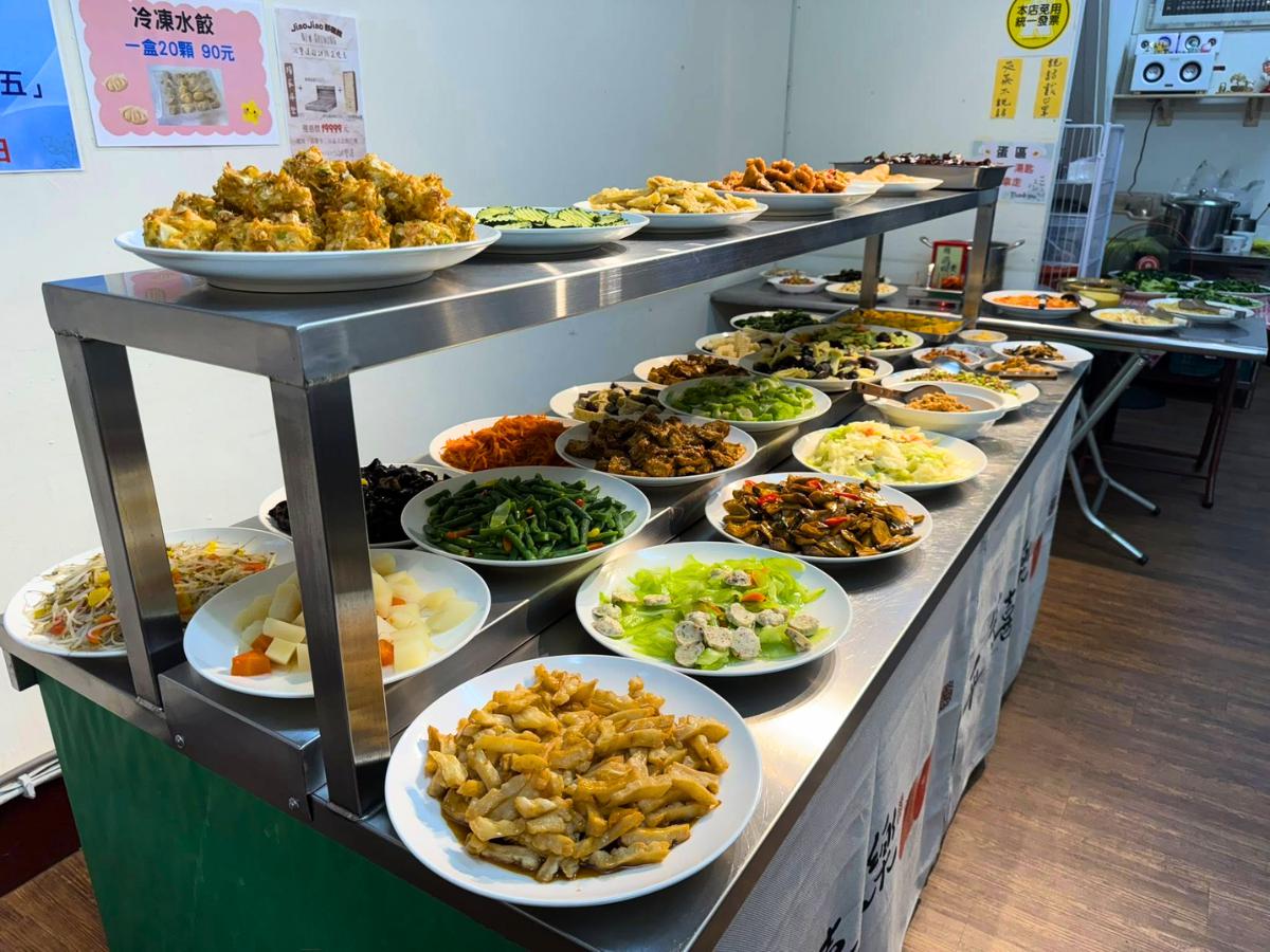 這間鳳山蔬食自助餐店，約有 30 道以上的蔬食料理，從燙青菜到紅燒系列都有，讓蔬食也能吃得多樣且不無聊，滿足不同族群的口味習慣（圖/Medick Marketing Ltd.提供）