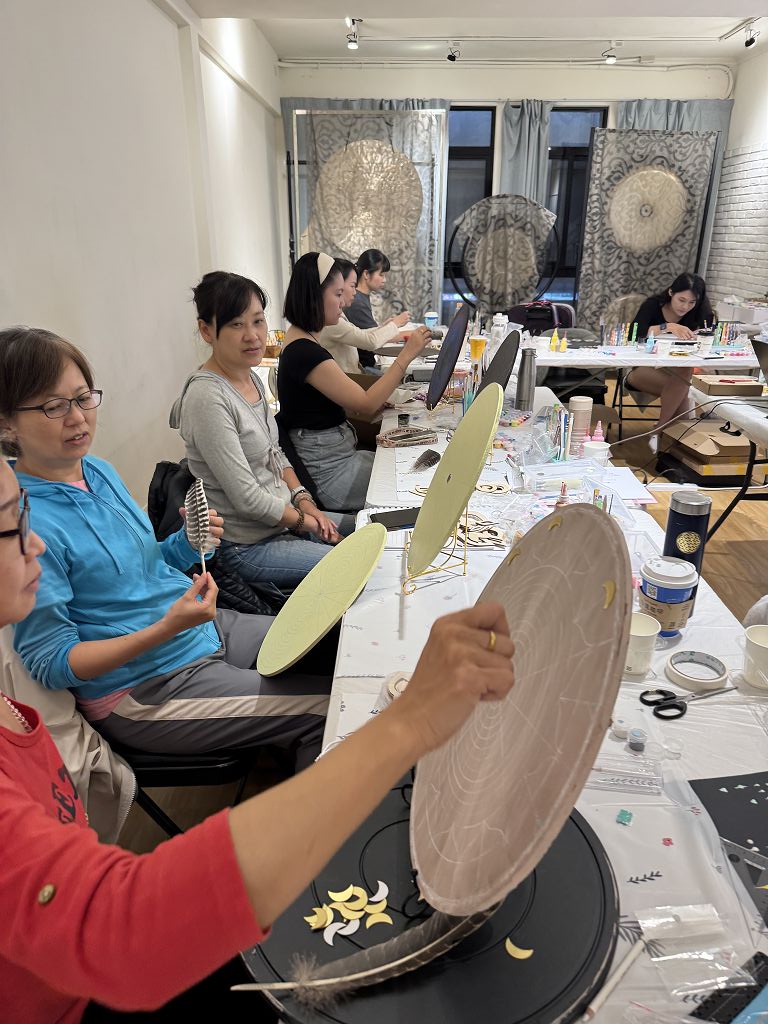 點亮內在的圓與光！「美國 IAPC 點點色彩能量曼陀羅師生聯展」4/25 溫暖登場