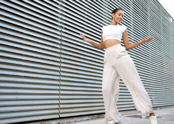 運動寬褲怎麼穿才不邋遢？這5套公式讓妳瞬間穿出名模比例