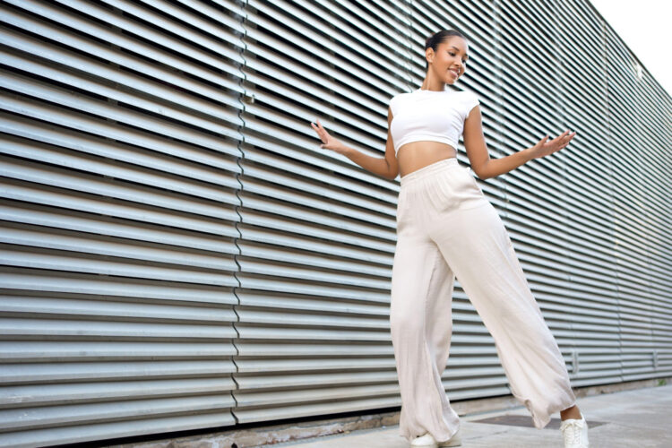 運動寬褲怎麼穿才不邋遢？這5套公式讓妳瞬間穿出名模比例