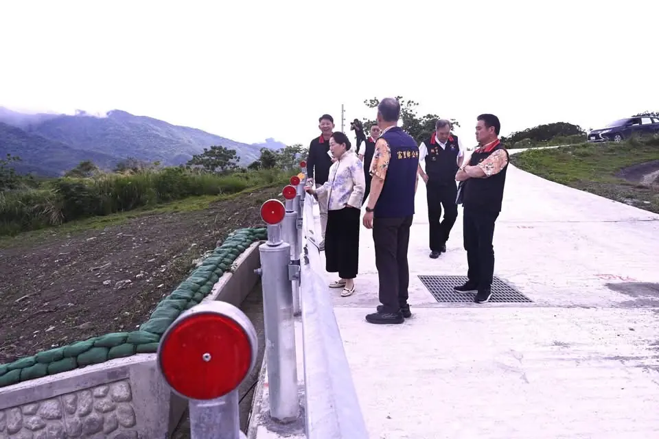 富里鄉六十石山產業道路1.5億工程全數完工 縣長徐榛蔚親自關心施工品質