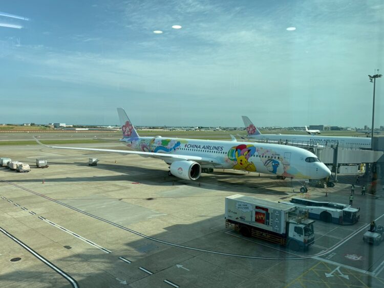 網友搶票衝東京賞櫻 驚喜巧遇華航皮卡丘彩繪機！從機身到枕頭全被萌翻！