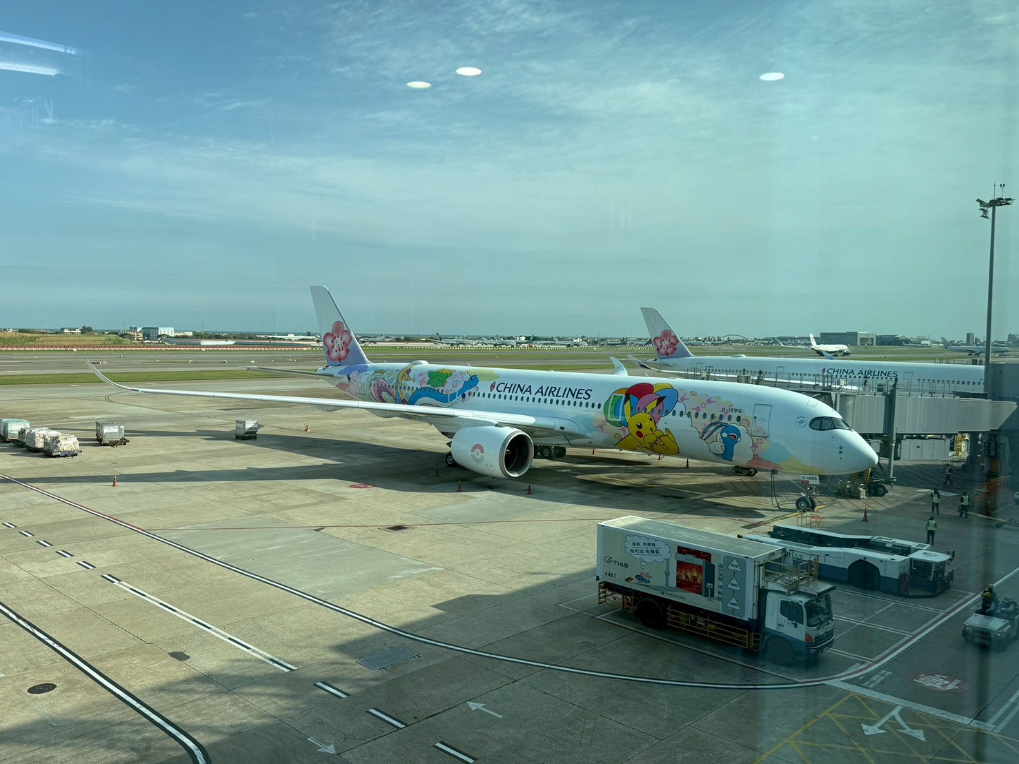 網友搶票衝東京賞櫻 驚喜巧遇華航皮卡丘彩繪機！從機身到枕頭全被萌翻！