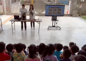 吉安鄉幼童「搗麻糬」快樂體驗 游淑貞再創寓教於樂溫馨兒童節