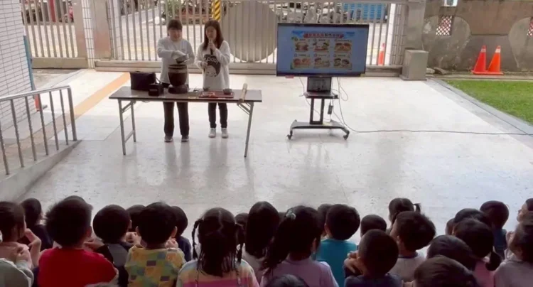 吉安鄉幼童「搗麻糬」快樂體驗 游淑貞再創寓教於樂溫馨兒童節