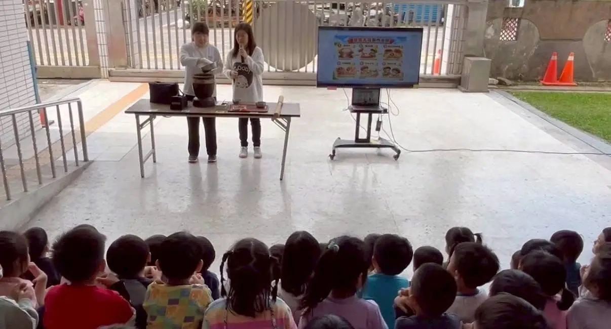 吉安鄉幼童「搗麻糬」快樂體驗 游淑貞再創寓教於樂溫馨兒童節