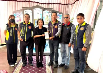 吉安義警第二中隊暖心捐贈 支援謝老先生殯葬事宜