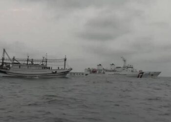 海巡署雙艦執行搜救任務 成功接駁漁工並持續擴搜失聯船長