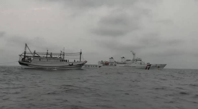 海巡署雙艦執行搜救任務 成功接駁漁工並持續擴搜失聯船長
