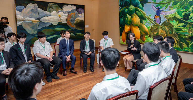 蕭美琴副總統接見成功高中師生 期勉積極參與公共事務深化學習體驗與公民素養