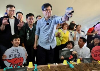 高雄「恐龍酷樂園」盛大開幕 陳其邁市長：打造具教育意義兒童節體驗