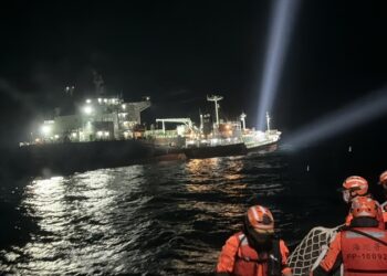 深夜直擊！外籍船舶海上非法駁油 海巡署強勢攔查登檢蒐證