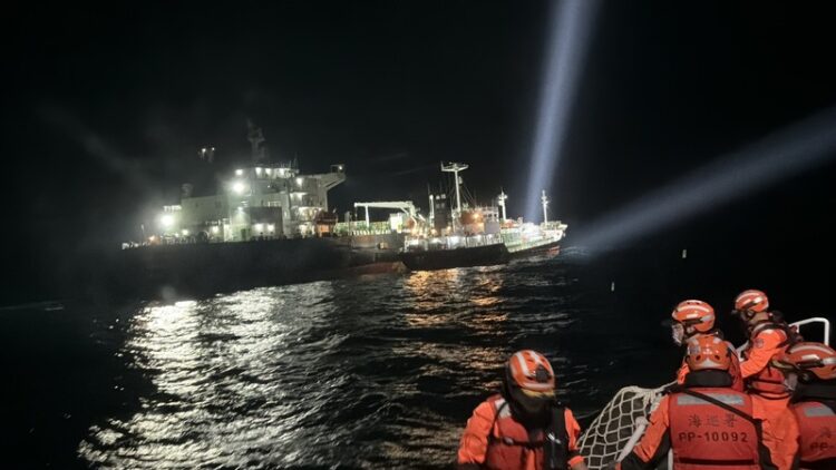 深夜直擊！外籍船舶海上非法駁油 海巡署強勢攔查登檢蒐證