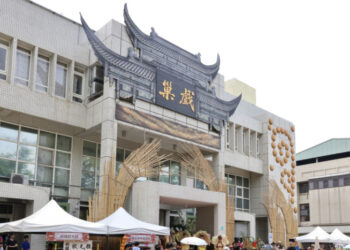 百年戲脈再起航 臺南戲巢藝術館打造城市藝文新地標 明華園回歸發源地開啟新篇章