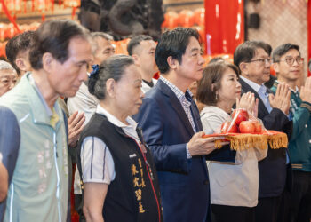 賴清德總統赴屏東慈鳳宮參香祈福 強調政府拚經濟、顧弱勢、強化國安 盼團結讓人民生活越來越好