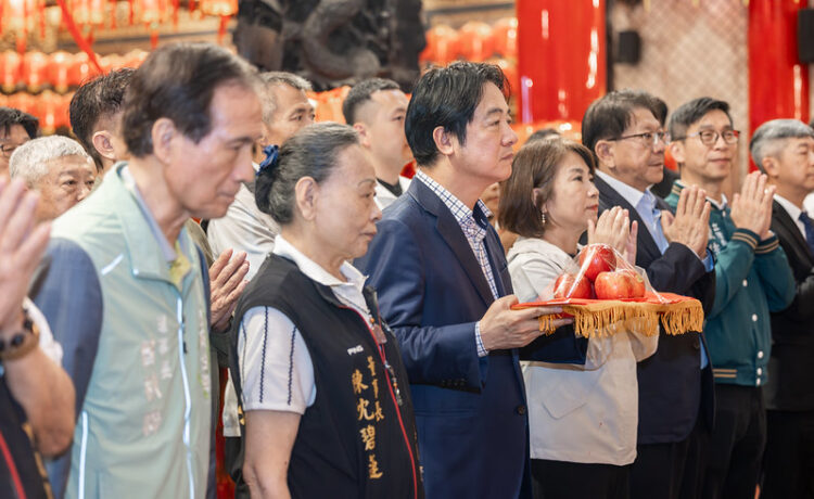 賴清德總統赴屏東慈鳳宮參香祈福 強調政府拚經濟、顧弱勢、強化國安 盼團結讓人民生活越來越好